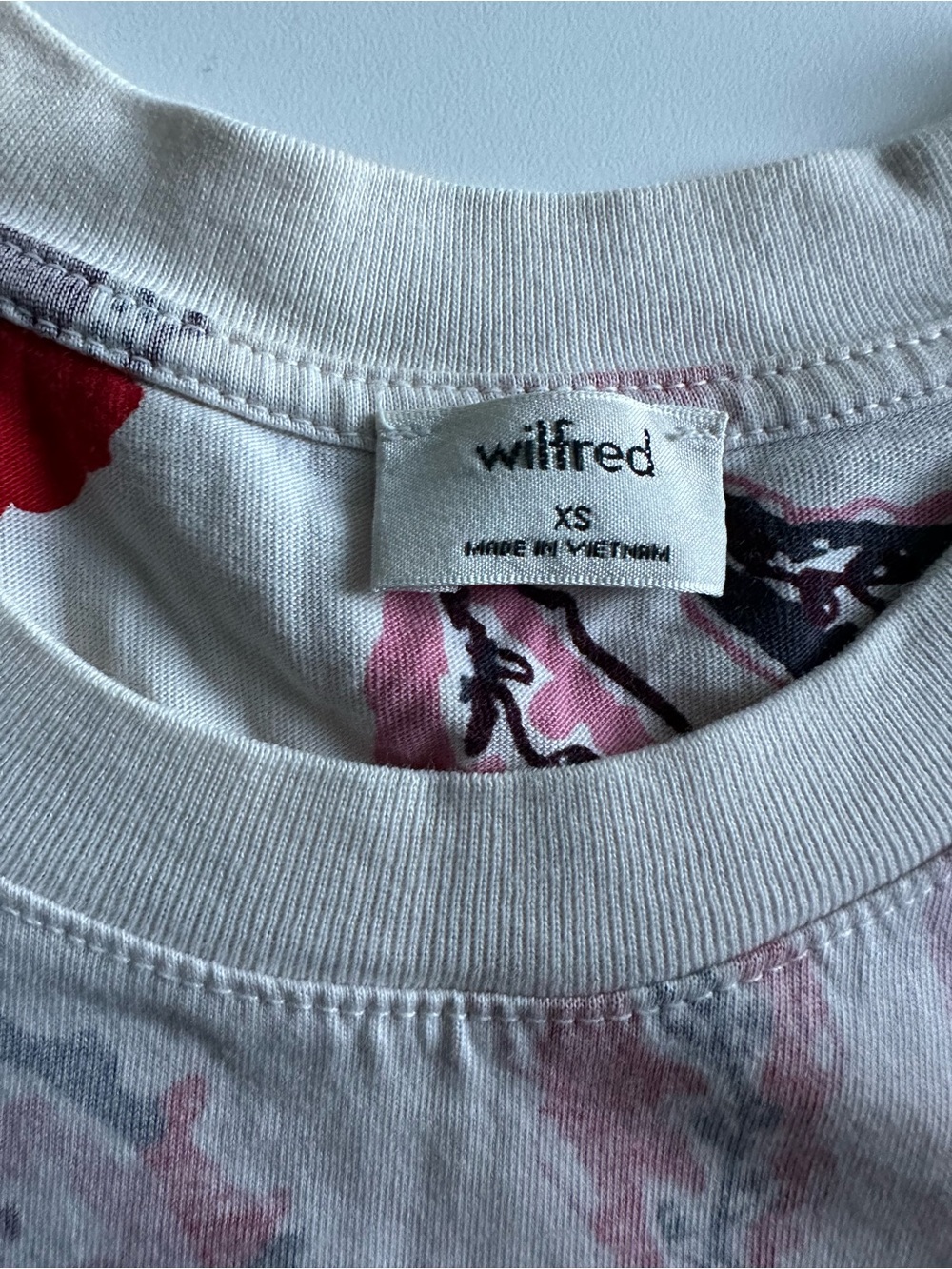 Aritzia Wilfred White Cropped Tee with Pink & Gray Paisley XS - Picture 3 of 8